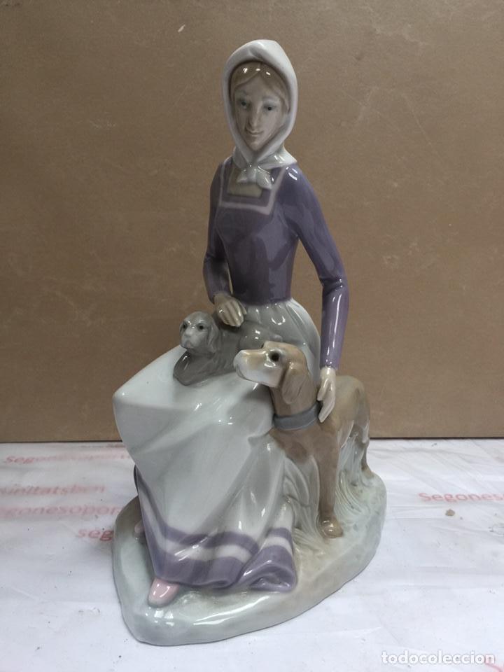 1 FIGURA DE PORCELANA - MUJER SENTADA CON DOS PERROS