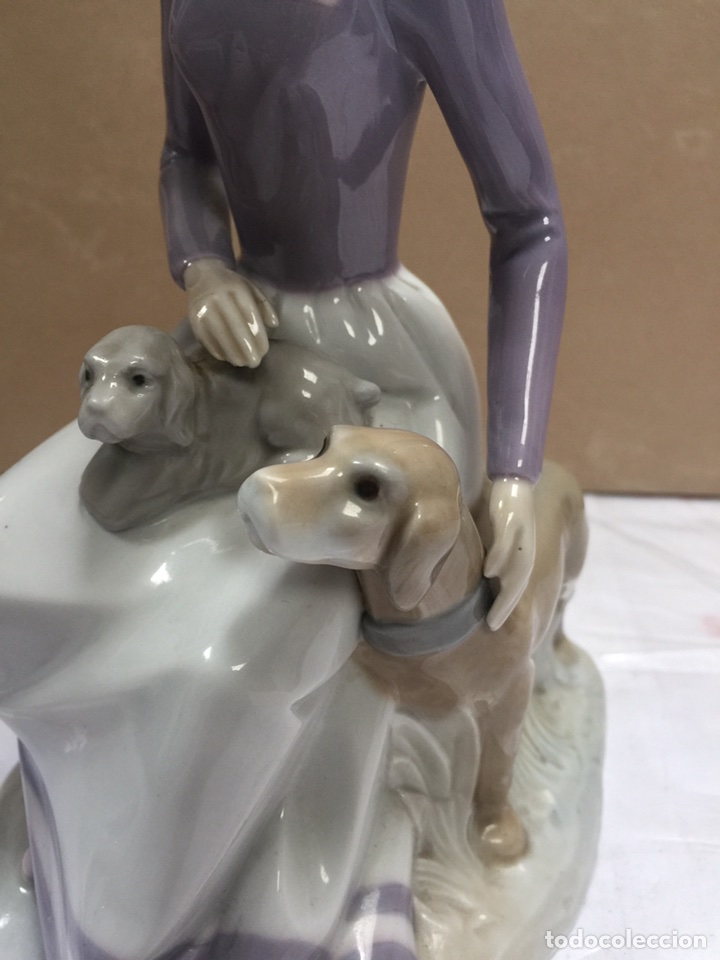 5 FIGURA DE PORCELANA - MUJER SENTADA CON DOS PERROS