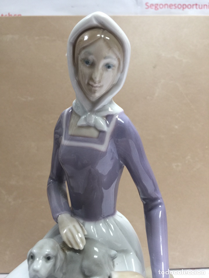 6 FIGURA DE PORCELANA - MUJER SENTADA CON DOS PERROS