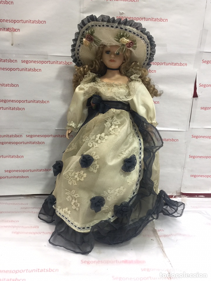 1 MUÑECA DE PORCELANA